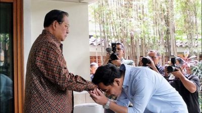 Momen Gibran Bungkukkan Badan
