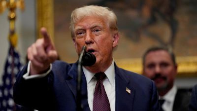 Trump Pamer Habisi Kapal