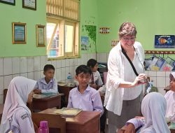 Nostalgia di Salatiga, Bule Swedia Ditanya Soal MBG di Negaranya