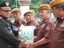Walkot Salatiga Beri Penghargaan dan Sembako ke Veteran